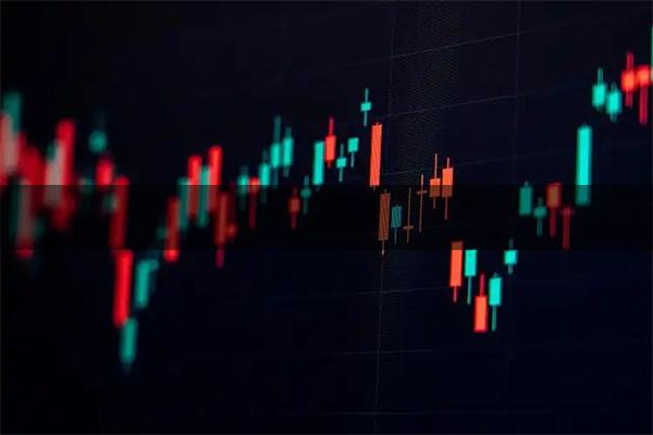 配资实盘开户 杨幂生图状态惹争议：蓝衬衫鼓包、手背青筋明显，网友吵翻了